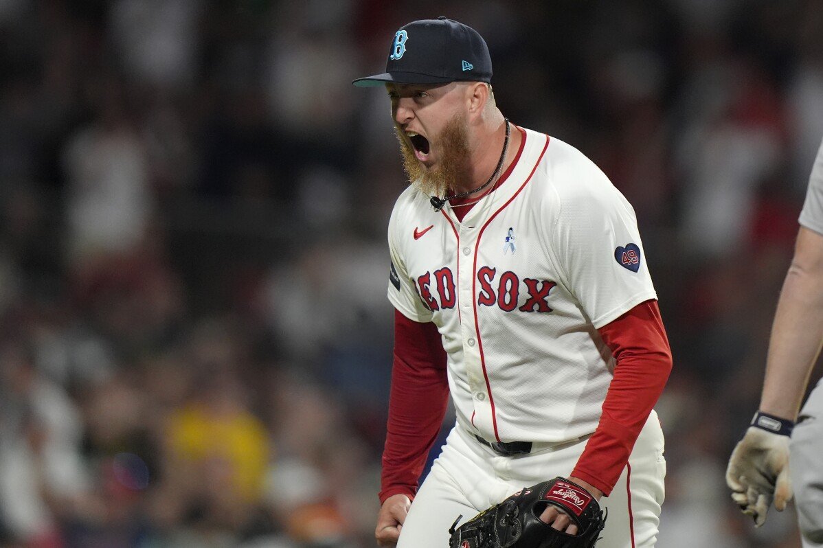 Zack Kelly thoát khỏi tình huống cơ sở đầy đủ cầu thủ ở vị trí ở cúp khi Red Sox thiết lập kỷ lục của câu lạc bộ với 9 lượt ăn cắp trong trận thắng 9-3 trước Yankees